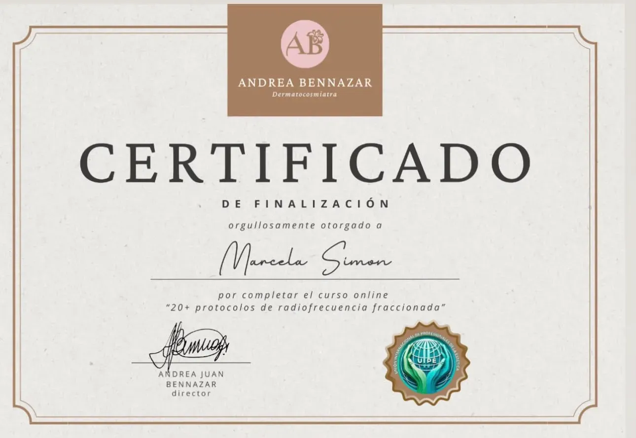 Certificado de Andrea Bennazar, dermatocosmiatra: 20+ protocolos de radiofrecuencia fraccionada